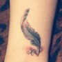 Piccolo tatuaggio di piuma indiana sulla caviglia