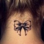 Piccolo tatuaggio dietro al collo