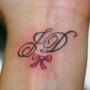 Tatuaggio fiocco con lettere iniziali