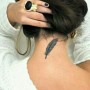 Tatuaggio piccola piuma dietro al collo
