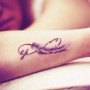 Tatuaggio piuma con simbolo infinito