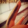Tatuaggio piuma sul dito