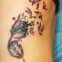 Tatuaggio piuma sul fianco
