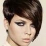 Taglio capelli corti asimmetrico con ciuffo lungo
