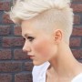 Taglio capelli corto donna punk rock rasati ai lati