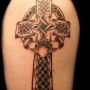Foto tatuaggio croce celtica sul braccio