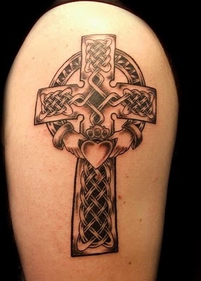 Foto tatuaggio croce celtica sul braccio