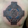 Immagine tatuaggio croce celtica sul petto