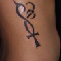 Immagine tatuaggio femminile croce egiziana