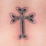 Tatuaggio femminile croce celtica