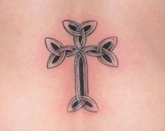 Tatuaggio femminile croce celtica