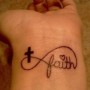 Tatuaggio infinito con croce