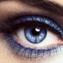 Trucco occhi azzurri con ombretto e matita blu