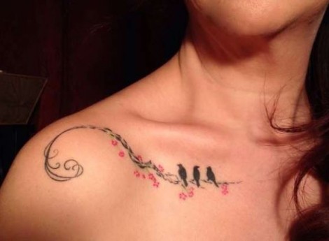 Piccolo tatuaggio ramo di ciliegio con uccellini