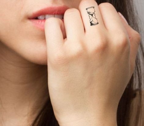 Tatuaggio piccola clessidra sul dito