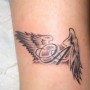 Piccolo tatuaggio Ali di angelo con lettera A