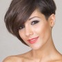 Taglio capelli corto asimmetrico con ciuffo lungo