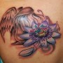 Tatuaggio angelo con fiore della passione