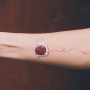 Foto tatuaggio gatto con gomitolo interno polso