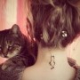 Piccolo tatuaggio gatto dietro al collo