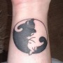 Tattoo yin yang con gatto nero e bianco