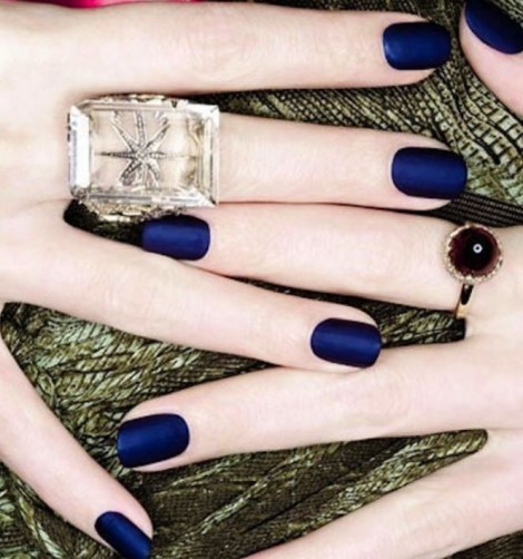 Blu intenso colore moda unghie autunno inverno 2014 2015