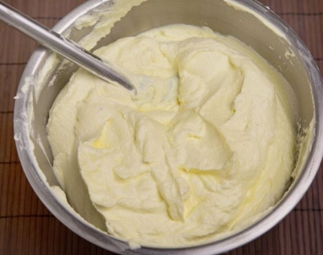 Amalgamo bene mascarpone allo zabaione ottenuto