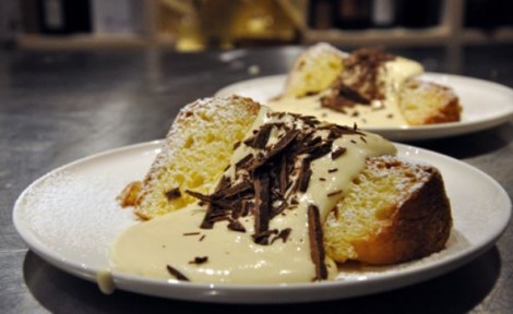 Fetta pandoro guarnita con crema al mascarpone e scaglie di cioccolato