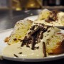 Fetta pandoro guarnita con crema al mascarpone e scaglie di cioccolato