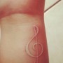 Foto tatuaggio Chiave di violino con inchiostro bianco