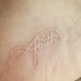 Tatuaggio bianco piccola scritta
