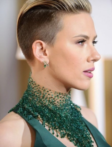 Taglio capelli rasato ai lati Scarlett Johansson 2015
