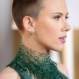 Taglio capelli rasato ai lati Scarlett Johansson 2015