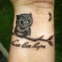 Tatuaggio interno polso piccolo gufo con frase