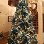 Albero di Natale con palline blu e azzurre