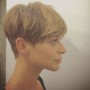 Taglio capelli corti Alessandra Amoroso visto di profilo