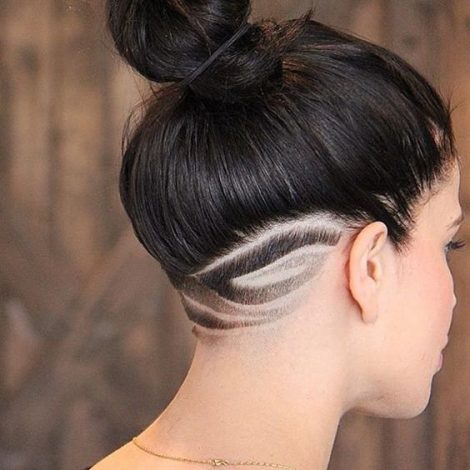 Capelli rasati dietro con disegni donna