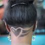 Immagine Taglio capelli donna con parte rasata dietro con disegno