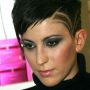 Taglio capelli corti rasati ai lati con disegni