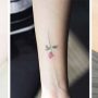 Piccoli tatuaggi di roselline sul polso e sulla spalla