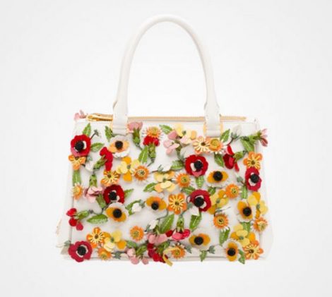 Borsa estiva Prada con fiori applicati prezzo 2500 euro
