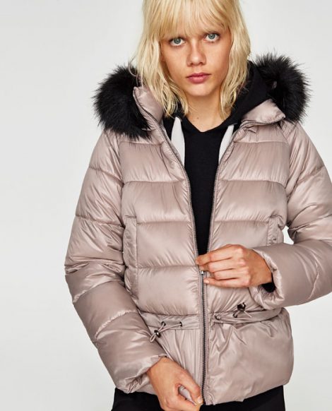 Piumino corto Zara con cappuccio bordato di ecopelliccia removibile prezzo 59 95 euro