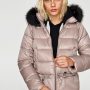 Piumino corto Zara con cappuccio bordato di ecopelliccia removibile prezzo 59 95 euro
