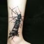 Tatuaggio FARO stilizzato in bianco e nero