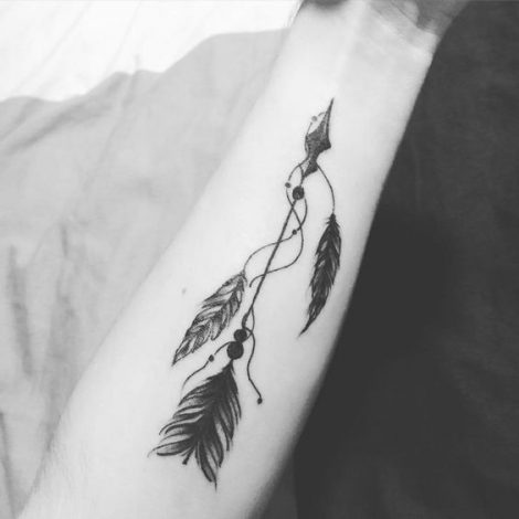 Freccia indiana con piume Tatuaggio