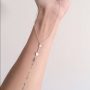 Tatuaggio freccia codice morse sul braccio