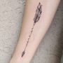 Tatuaggio freccia con piuma sul braccio