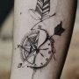 Tatuaggio freccia con stella polare