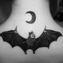 Tatuaggio pipistrello con luna sulla schiena