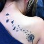 Foto tatuaggio soffione con uccelli che volano